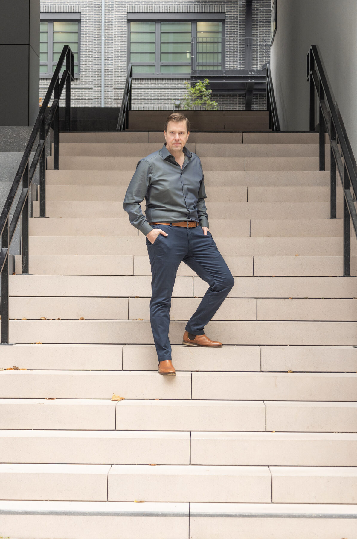 Roman Payer, Tenor, Porträt auf der Treppe
